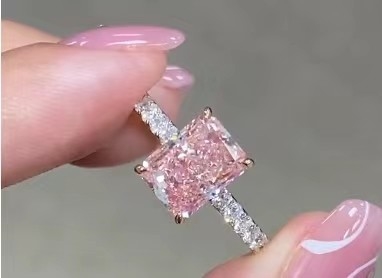 2.26ct प्रयोगशाला में विकसित गुलाबी हीरा सगाई की अंगूठी 18K सफेद सोने दुल्हन की अंगूठी