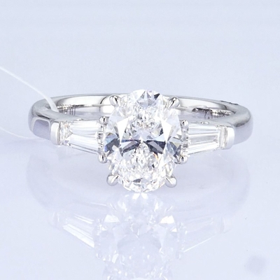18k White Lab Grown Diamond Ring Three Stones Design 1ct+ D VVS2 क्लासिक डिजाइन अंडाकार आकार