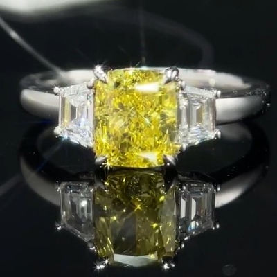1.22ct लैब में उगाया गया हीरा रिंग पीले हीरे के साथ तीन पत्थर शैली कस्टम-निर्मित गहने