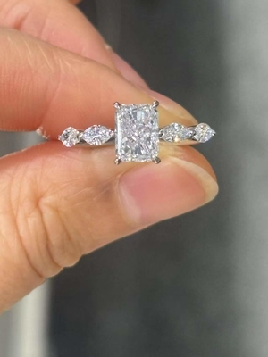 चमकदार कट 1.04ct लैब में उगाए गए डायमंड रिंग्स IGI प्रमाणित प्लेटिनम सगाई की अंगूठी PT950